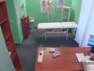 Doc 彎曲 以上 金發 和 性交