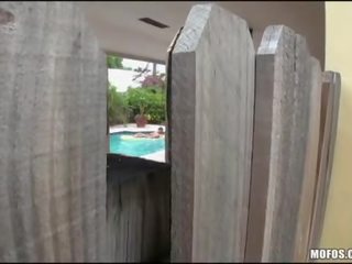 Χαριτωμένο έφηβος/η χελιδόνια μεγάλος πέτρος