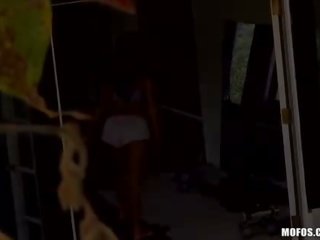 Yielding في سن المراهقة يبتلع كل قطرة من لزج بوضعه