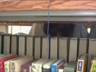 I ri i ri grua ledhatim në bibliotekë