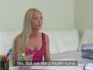 Blondýnka amatér lesbička výprask žena činidlo pov