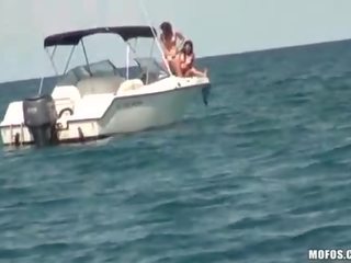Shapely adolescente paseos un putz