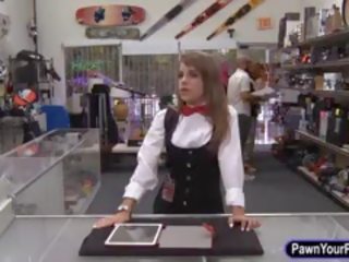 Омаен брюнетка карта dealer прикован в на pawnshop за пари
