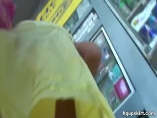 נחמד חצאית למעלה מוּסרָט בחוץ