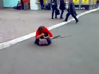 醉 俄 女士 噓噓 在 街道