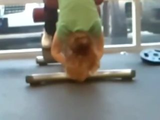 Như vậy giật gân mẹ ngực tại thể dục