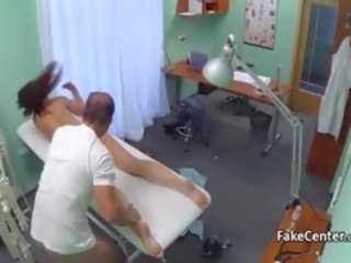 Brunetka student pieprzony przez lekarski