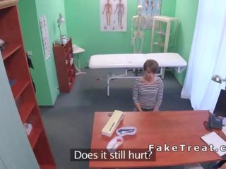 Кратко коси пациент смучат лекари член