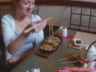 Изтегли евро mademoiselle удряха на публичен тоалетна