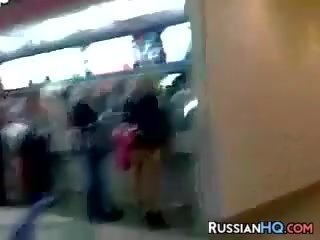 Руски улица момиче при на ресторант