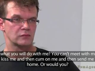 Недосвідчена чувак кінчає в той час як отримує мастурбація ногами в панчохи