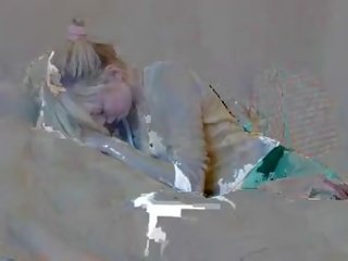 Біла дочка в спідниця jumping на її 3 legged bf