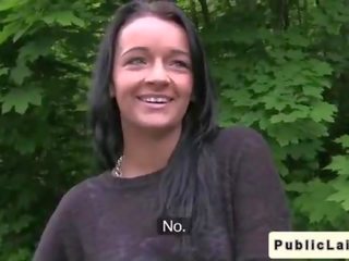 Bukuroshe gjoksmadhe amatore fucks në makinë në publike