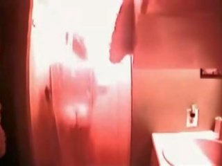 Silmapaistev rinnakas teismeline tabatud sisse a dušš edasi peidetud kaamera