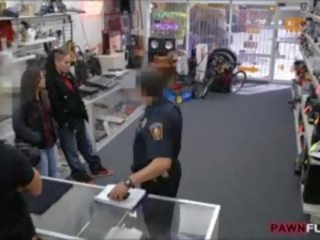 一對 母狗 嘗試 到 偷 和 搗爛 在 該 pawnshop