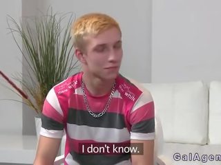 Женски пол агент с каишка на чукане lad нагоре негов дупе на диван
