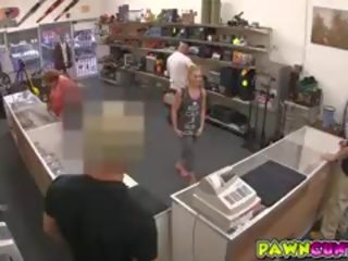 А добър малко streetwalker чукане за пари