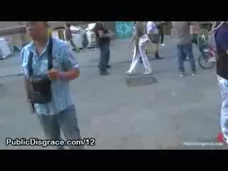 To ngực nét đẹp paraded xuyên qua các đường phố