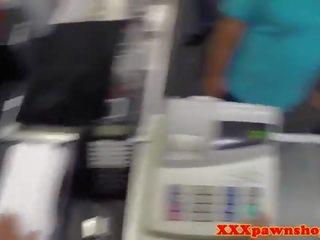 Buah dada besar kantor seductress pawns alat kemaluan wanita untuk uang tunai