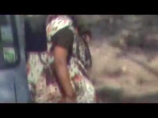 Индийски лелички правене урина на открито скрит камера филм