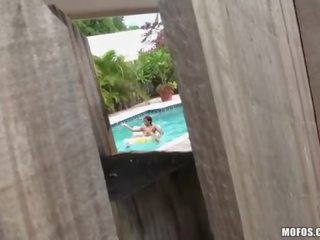 Enticing נוער נקדח על ידי ישן אדם