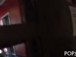 Γοητευτικός έφηβος/η widens αυτήν πόδια για ψωλή