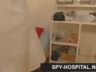Beatiful femelle gyno-chair examen surprit sur caché caméra