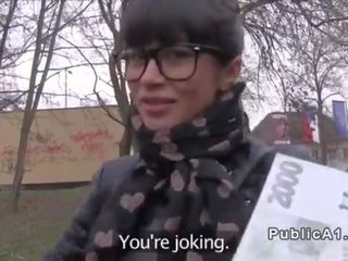 Skaistas krievi studente ponijs uz publisks