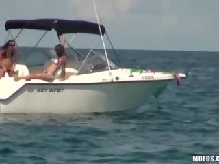 Joven coño adquiere un duro stretch