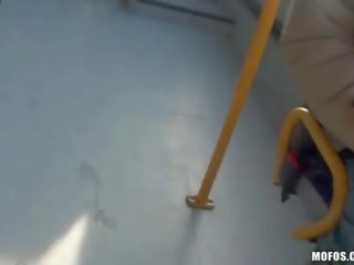 いたずらな ティーン 提供しています a ペニス