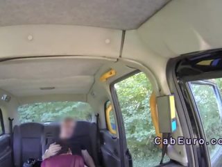 Bükülmüş üzerinde akrobatik kâkül numara yapmak taksi sürücü penetran