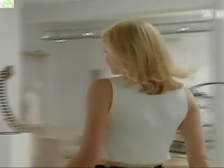 Alice evans nipslip tandis que walking acroos la salle