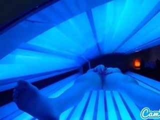 青少年 拉丁 得到 抓 擦 她的 陰蒂 而 運用 一 tanning 床