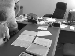 Die chef fickt seine klein sekretärin auf die büro tabelle und streifen es auf versteckt kamera