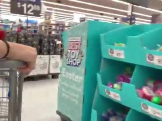 A reaalne veidrik recording a magnificent tšikk juures walmart -
