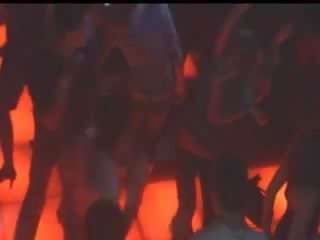 Iki silikon göğüsler garson içinde disco gece değiştirme odası