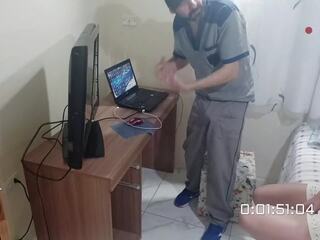 Μάρκα νέος μόνος στο σπίτι λαμβάνει ο tarado maintainer