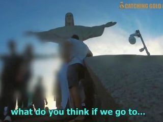 Tremendous x номинално клипс с а бразилски harlot избран нагоре от christ на redeemer в рио де janeiro
